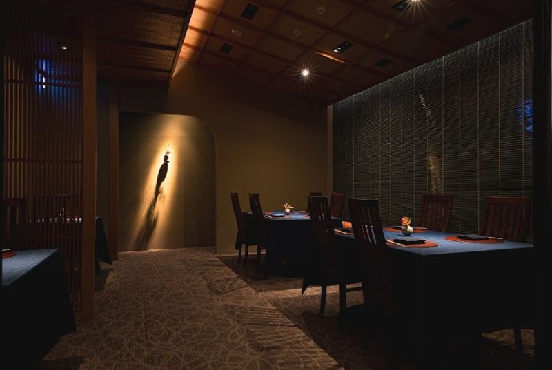 經過調整的用餐空間，依舊以「位上」形式供餐。（赫士盟提供）