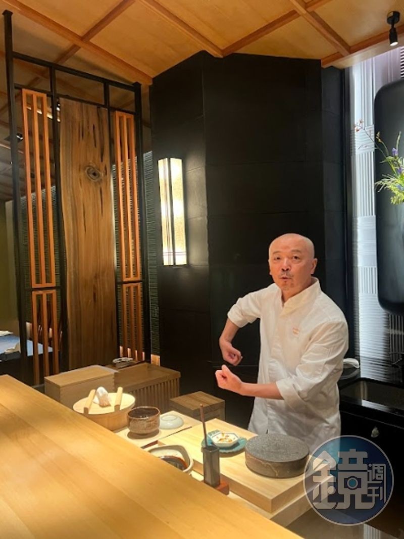 押野主廚將家鄉山形縣挖出的三千年古木帶到新加坡，現在又隨他來到台灣。