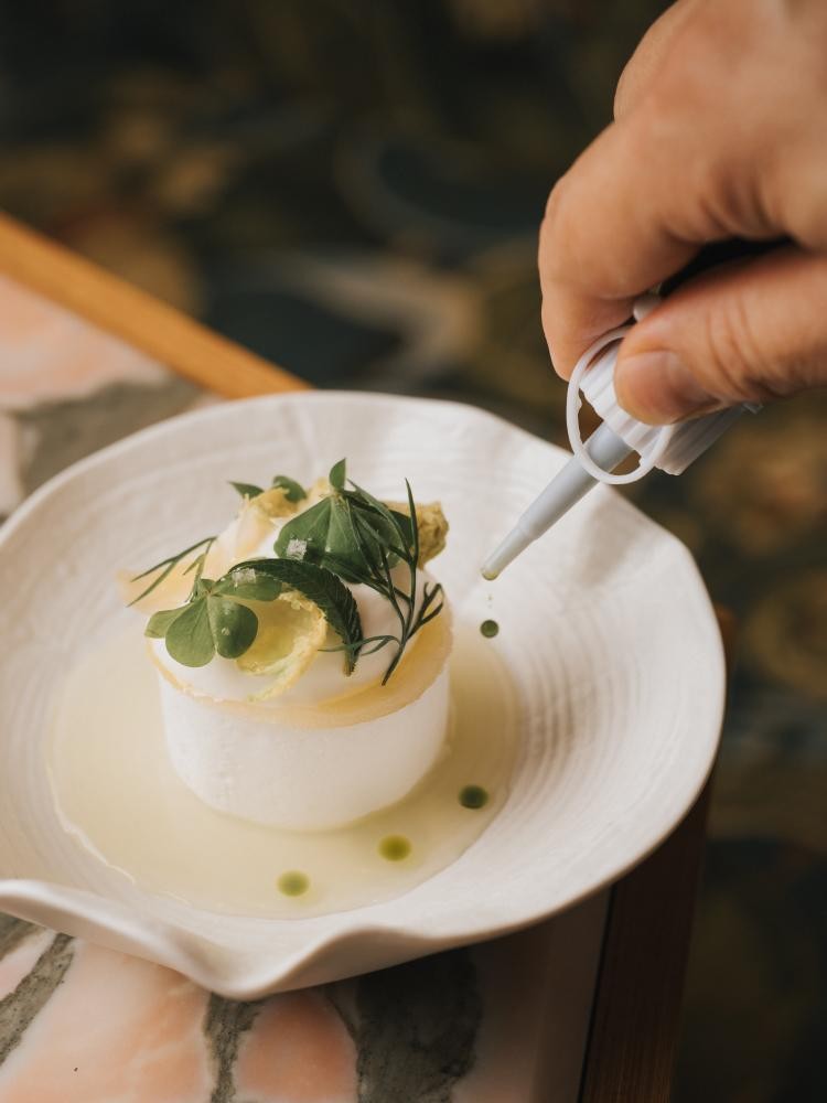 「SEASON Artisan Pâtissier」每道甜點都像一部精采的舞台劇一樣在你面前綻放，不論視覺與味覺都能一次滿足。