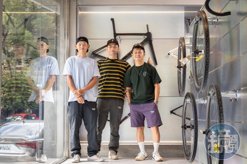 熱愛單車的(右起)修敏豪(Terry)、修敏燁(Simon)與左承暐(阿毛)一起打造心目中的單車咖啡館。