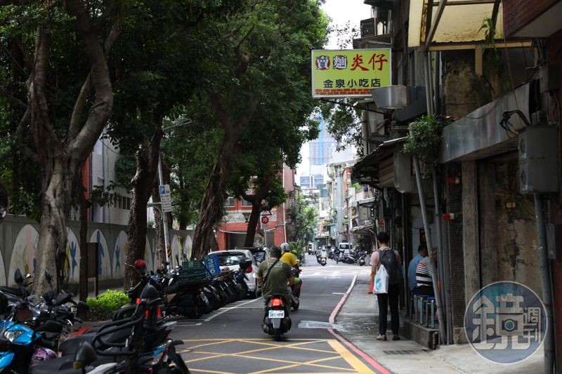 隱身在迪化街附近的「賣麵炎仔」,無論平假日,店前永遠有排隊人龍。