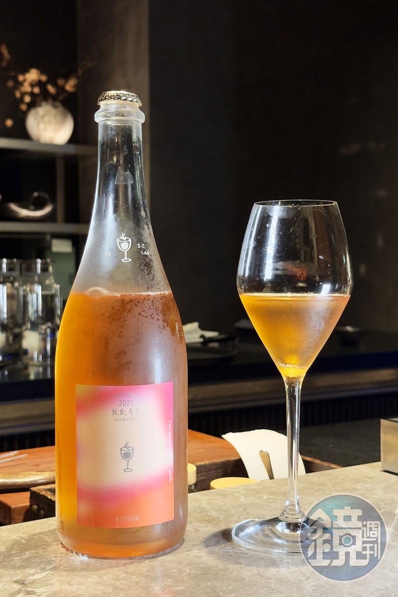 午間套餐的推薦飲品包括本地產氣泡茶,以木柵自然農法栽種與製作的「蘋果鐵觀音」,自然酸甜的水果與氣泡口感,加上茶香,非常適合搭配肉類。(780元/瓶)