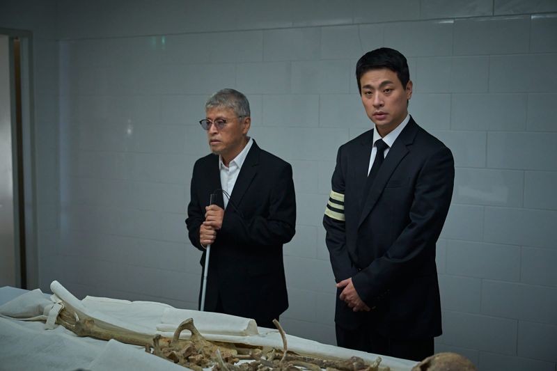 朴正民與權海驍在《醜得要命》飾演父子,朴正民同時飾演父親年輕時代,2位演員都有盲人的親友,與本片連結情感更深。(© 2025 Plus M Entertainment and WOWPOINT. All Rights Reserved)