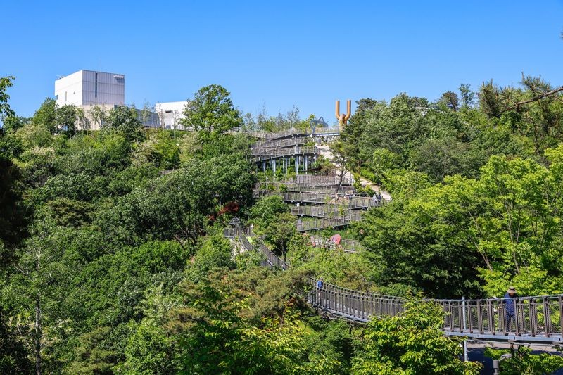 愛妓峰和平生態公園,現代感的建築設計與自然環境相融,講述著南北韓一江之隔的故事。(韓國觀光公社旅遊作家提供)