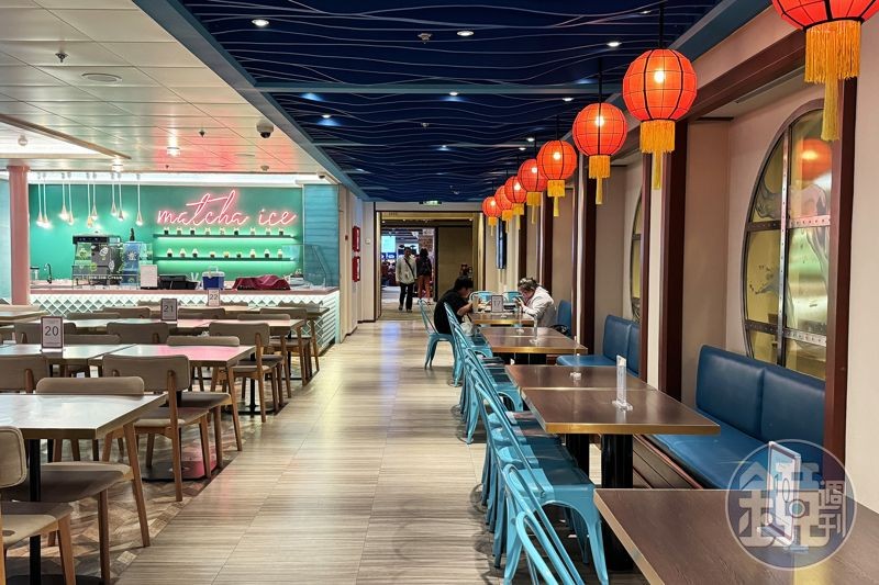 24小時營業的「藍湖美食」,提供各式各樣的中式與南洋風味。