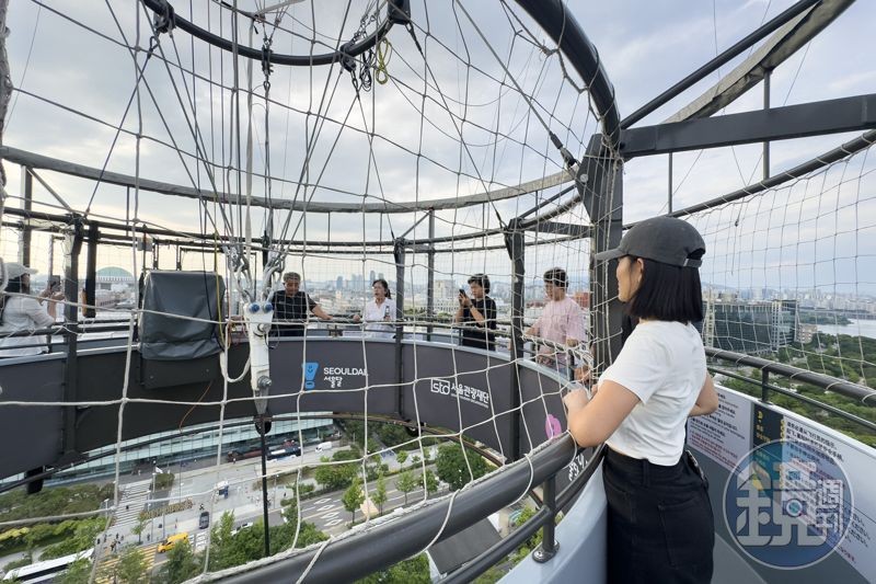 在熱氣球上,能以360度環景無死角的視野,感受到腳下城市宛如縮小為模型,這份超越物理界線的開闊感,令人對和平有了新的體悟。