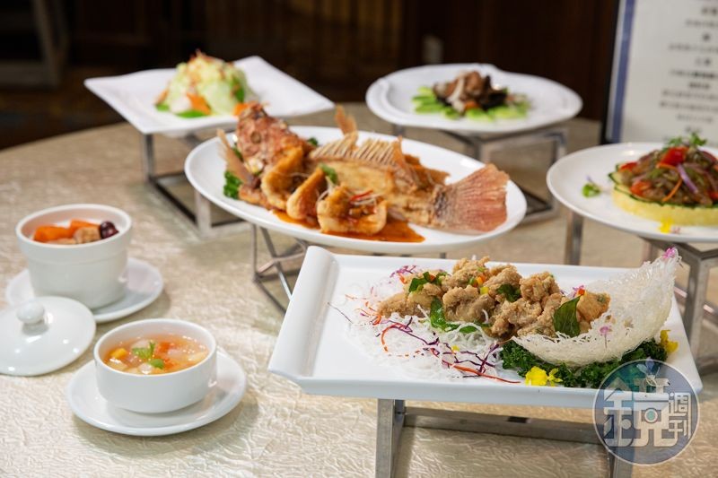 鹽酥雞、豆瓣魚、炒時蔬、排骨湯等都是星夢餐廳常見的中式菜餚。