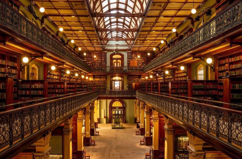 坐落於澳洲的阿德雷德市中心，南澳州立圖書館（State Library of South Australia）自 1836 年成立以來，以華麗的維多利亞建築風格，以及珍貴的歷史典藏，被評選為全球十大最美圖書館。空間，是這座圖書館最大的迷人之處，令人驚嘆的拱頂天窗，讓整座圖書館沐浴於柔和天光之中，散發超凡脫俗的典雅氣息。穿梭其中，彷彿置身古典文學的黃金美好年代。