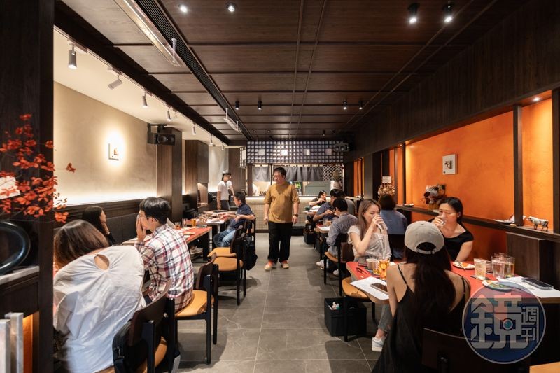 「肉料理‧福」以赤陶色調特殊漆塗抹牆面,營造熱鬧而溫暖的居酒屋氛圍。