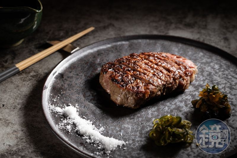 「褐毛和牛紐約客」油脂感沒那麼重,搭上醃製過的青陽辣椒,風味相輔相成。(1,280~2,680元/份)