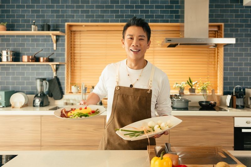 陶喆在新歌〈In the Morning〉MV化身美食家,拍攝現場有各種創意蛋料理。(環球音樂提供)