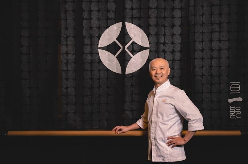 押野主廚細心瞭解台灣人的飲食習慣，細緻地調整料理中的生熟食比例。（赫士盟提供）