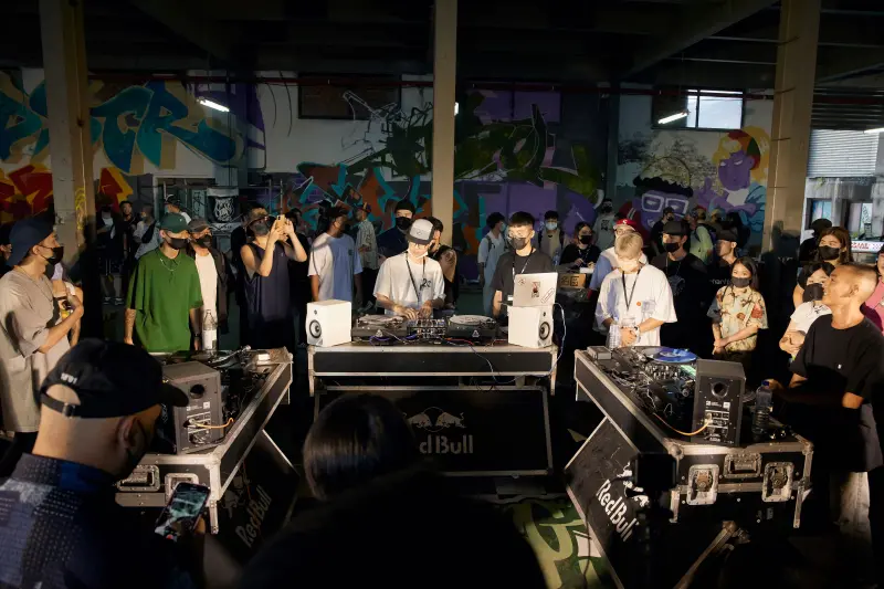 ▲8月17日登場的「Turntable Jam DJ對決賽」,現場將進行16強一對一刷碟對戰(Scratch Battle)。(圖/新北文化局提供)