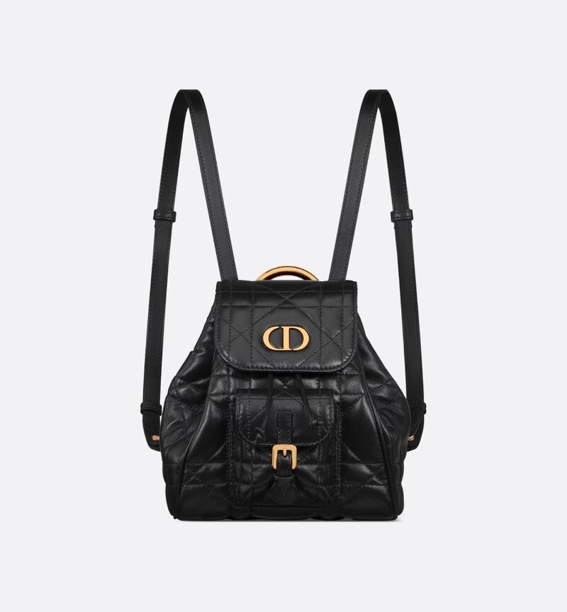 Dior Caro 小型後背包 NT.130,000、尺寸:23 x 26.5 x 12.5 公分