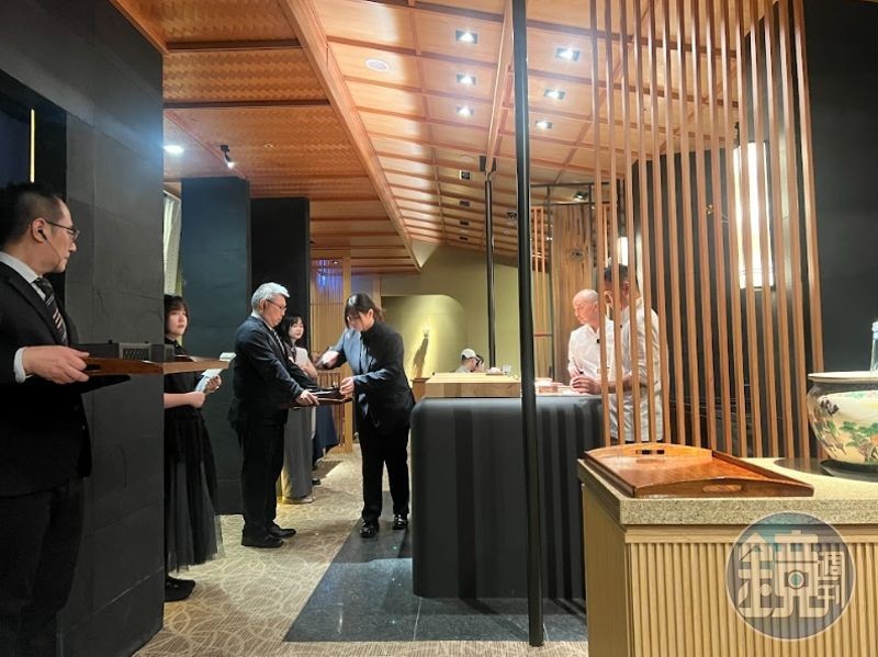 押野主廚剛捏製好的壽司，立刻裝入盒中，送到客人桌上。