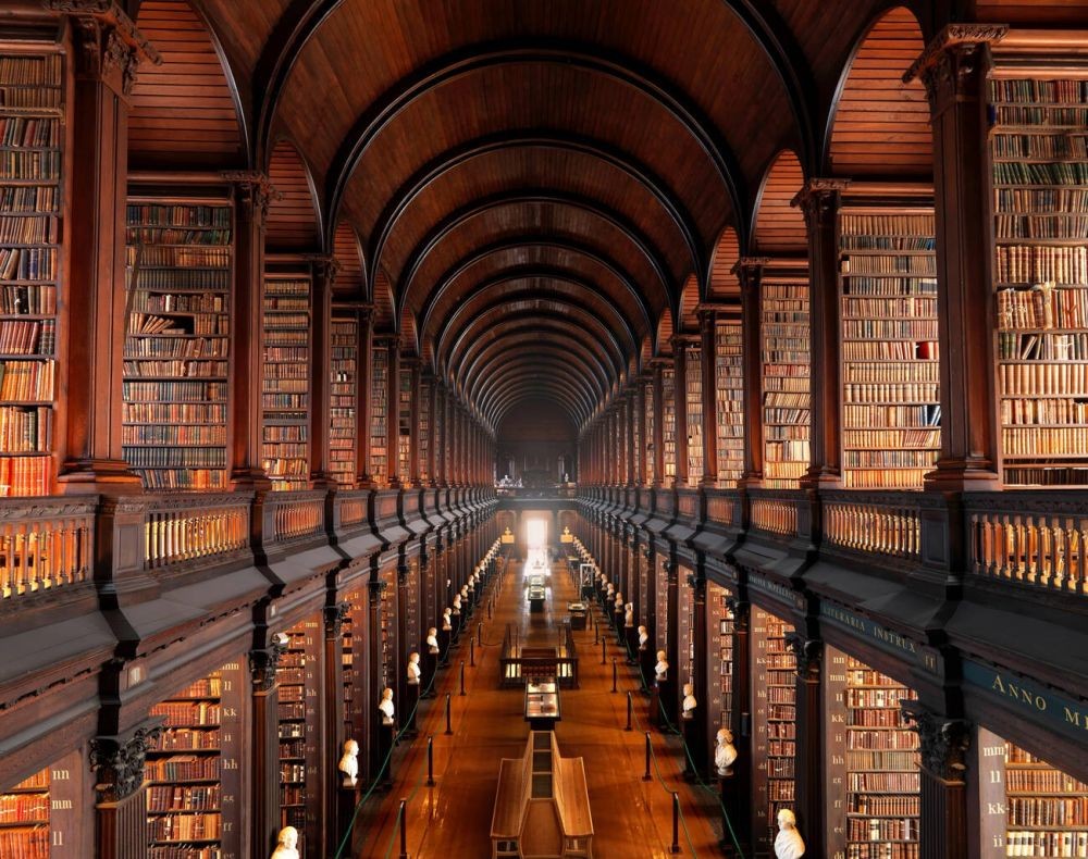 作為愛爾蘭都柏林大學三一學院的圖書館，三一學院圖書館（The Library of Trinity College Dublin）被評選為全球最美圖書館。這座圖書館宛如魔法世界中的秘境，也是電影《哈利波特》霍格華茲魔法學院的取景地之一。館內最具代表性的空間：長廊（Long Room），長達 65 公尺，兩側排列著歷代文學巨匠的雕像，加上書籍的陳列，彷彿置身歷史洪流之中。