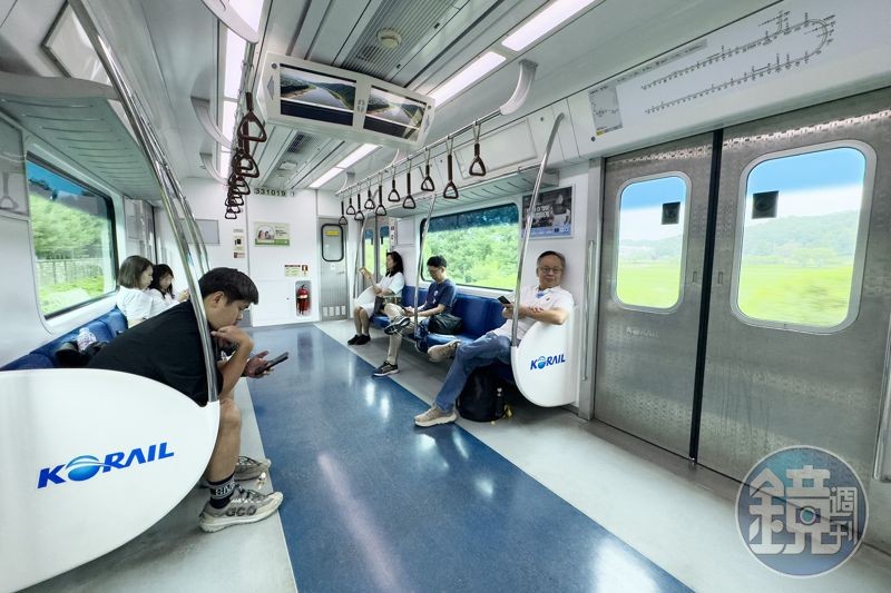 窗外景色從城市高樓漸變為鄉間田野，列車緩緩駛向北方。