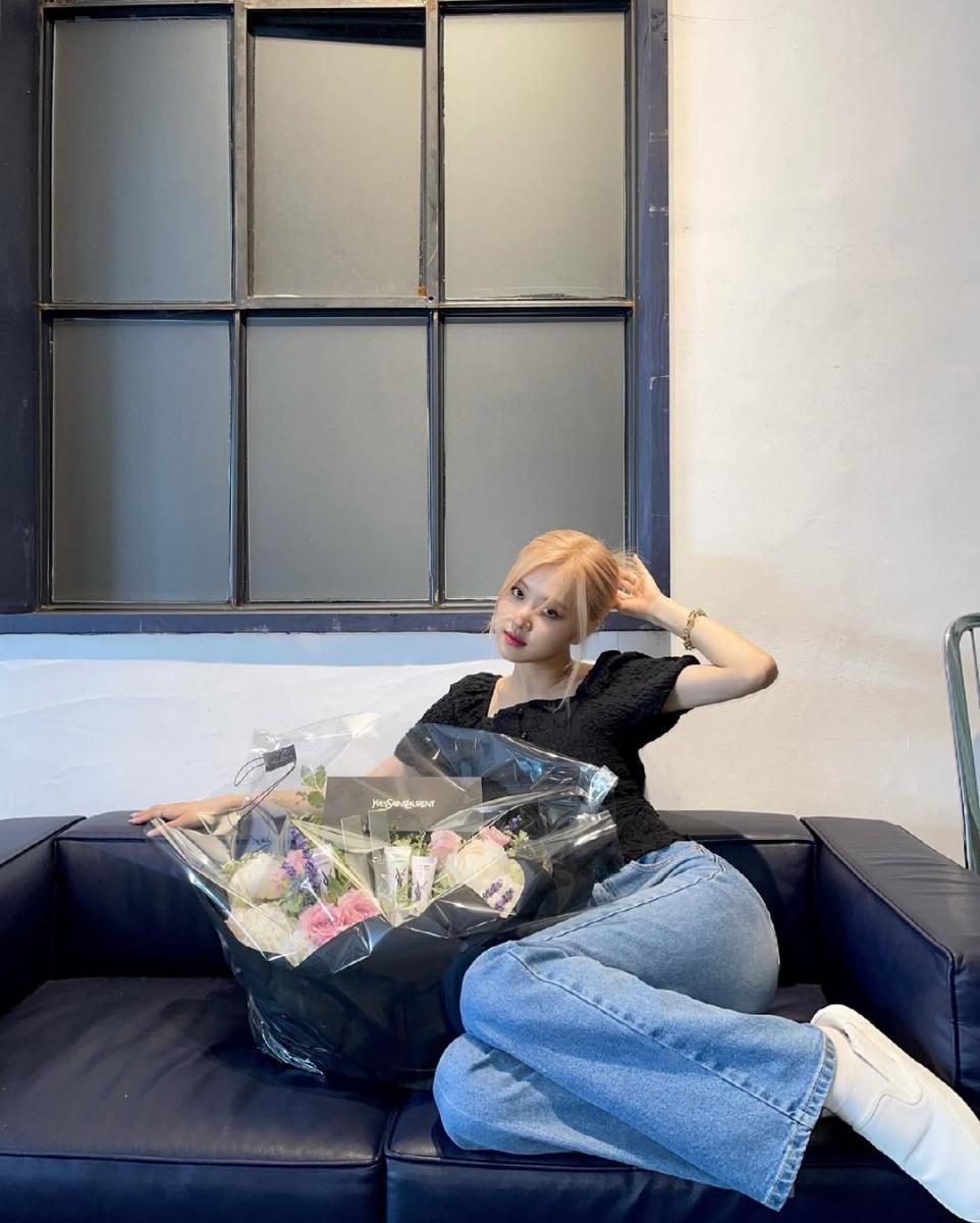Rosé 過往的牛仔褲穿搭來看，可以發現她較少運用過於繽紛或強烈撞色的方式來搭配牛仔褲。她在上身的選擇上，多以黑色或低飽和度的色系為主。