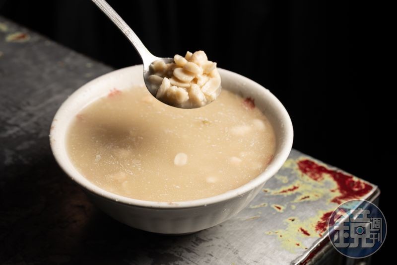 內藏爆量花生的「花生湯」,煮得綿密香濃,冷熱皆宜。(60元/碗)