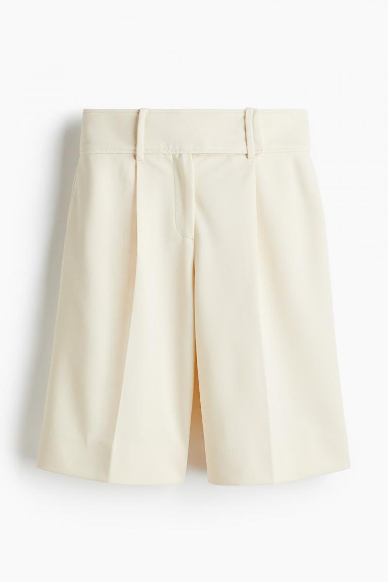 H&M 用白色面料呈現百慕達褲的都會感,並加上大的壓摺設計,增添其立體感。