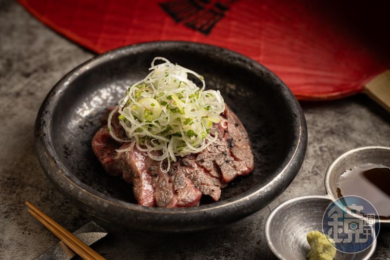 「備長炭和牛刺身」搭配精心準備的辛香蔬菜和佐料,又會變化出不同風味。(880元/份)