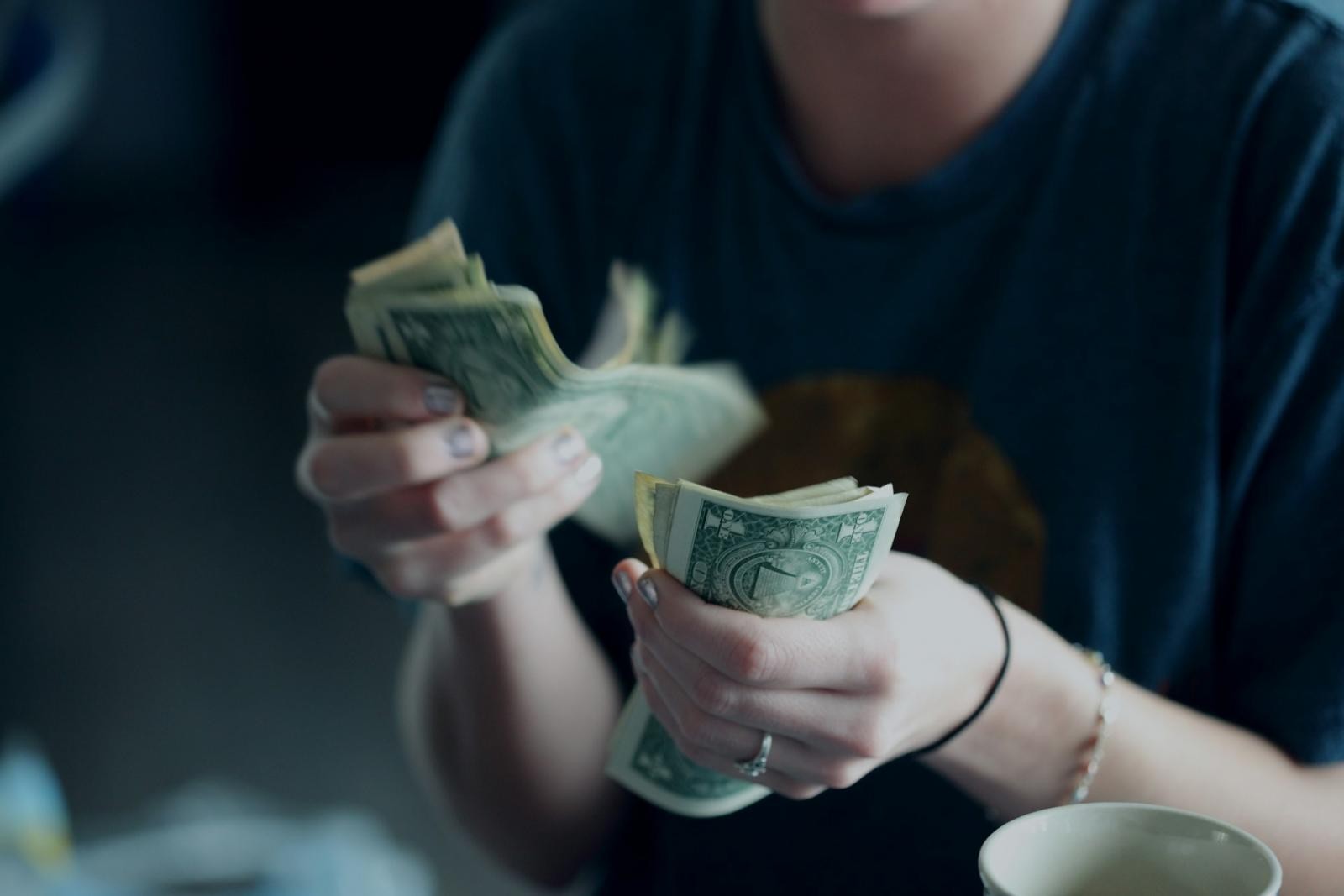 屬鼠者偏財運大旺,購買彩券或刮刮樂極有可能收穫意外之財