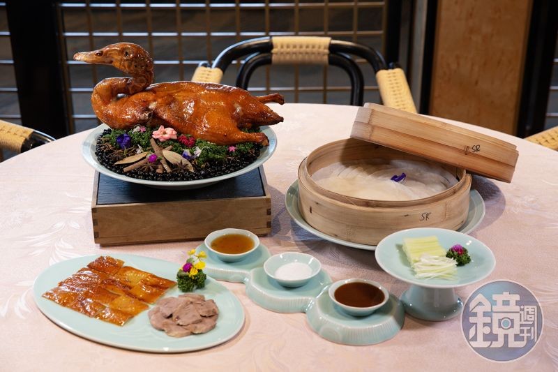 就算在海上,只要走進「絲路花舞」中餐廳,就能品嘗到風味道地的片皮鴨等菜餚。