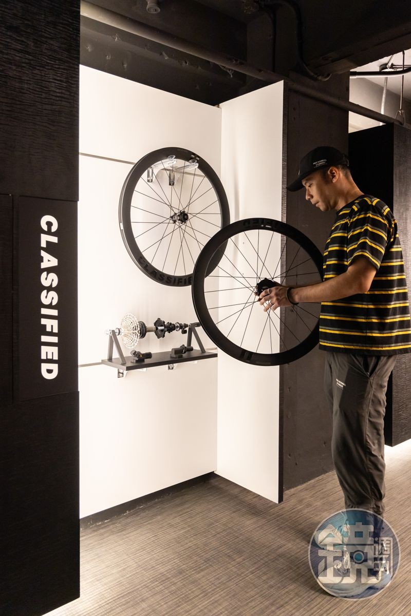 Simon拉開櫃子,展示如精品陳列的比利時電子變速器品牌CLASSSIFIED的作品。
