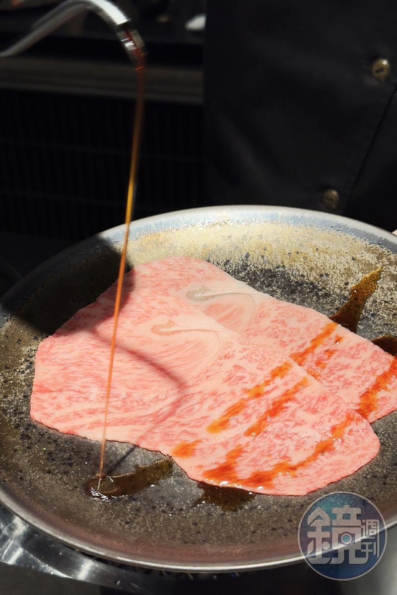 午餐限定的「日本和牛Combo」會依據時令食材,推出最適合的菜色與風味搭配,比如後腰脊會先淋上醬油後燒烤。