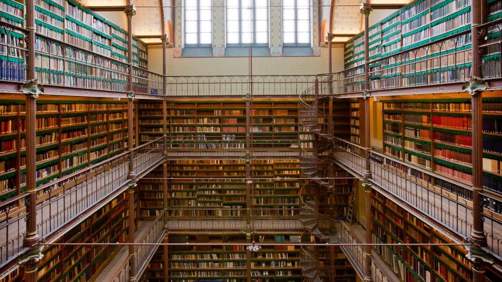 坐落於荷蘭國立博物館（Rijksmuseum）之中，奎佩爾圖書館（Cuypers Library）開放於 1885 年，是荷蘭歷史最悠久、藏書最豐富的藝術史研究圖書館，館藏約 45 萬冊。館內的新哥德式建築風格，嚴謹且莊重，挑高的空間與天窗設計，讓自然光灑落，營造出靜謐且專注的閱讀氛圍。如果你想俯瞰這座圖書館，可前往 2.16 展廳的陽台，無需預約即可進入欣賞。