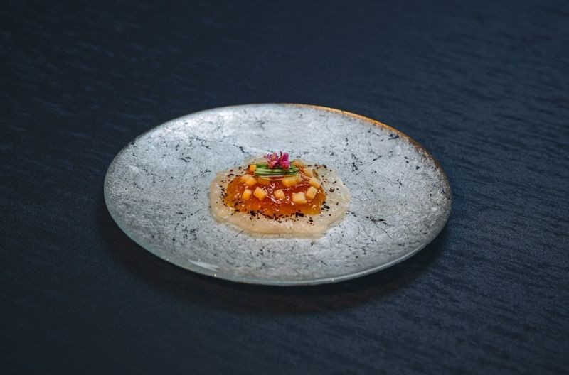 吃亘一郎的菜，首重「攪拌」，把堆疊醋凍、水蜜桃的比目魚刺身拌勻了吃，才知道主廚的功力所在。（赫士盟提供）
