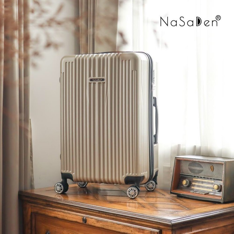 來自日本的NaSaDen,,以「夢想故事箱」為精神,品牌名靈感取自德國小鎮,融合日式精緻與歐式優雅,透過嚴謹工藝與鮮明外型,讓每一次出發都兼具品味。