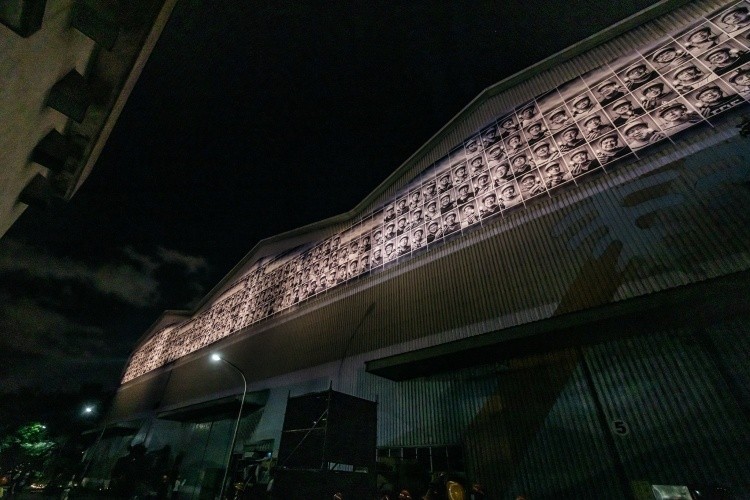 國際級行動《Inside Out Project》(JR)以群像肖像佔領城市立面,引發公民影像參與;