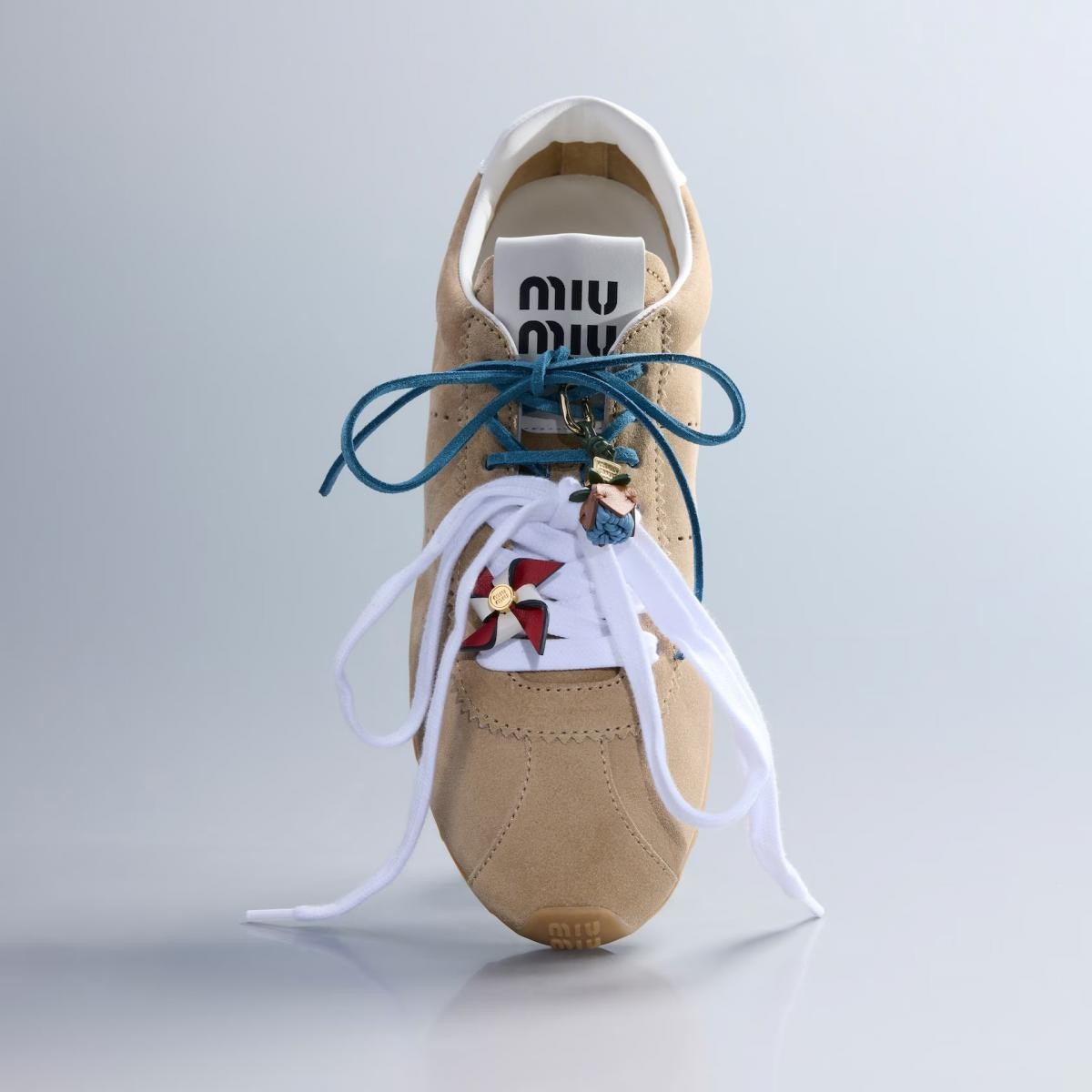 穩踩年輕世代流行趨勢的Miu Miu,近年來營收水漲船高,品牌推出的這雙「Plume」薄底鞋,以納帕皮革製造,精緻時髦的外型,是品近日的缺貨女王。