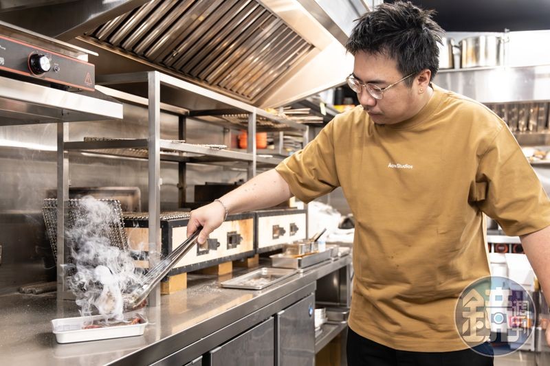 鍾佳憲認為溫度很重要,「備長炭和牛刺身」需在烤製前回溫到常溫,才能充分釋放油脂的甜味。