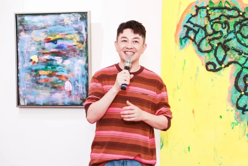 ▲生活美學家李明川在藝術家櫻崎露露首展《蘑菇一下》致詞祝福。(圖/櫻崎露露提供)