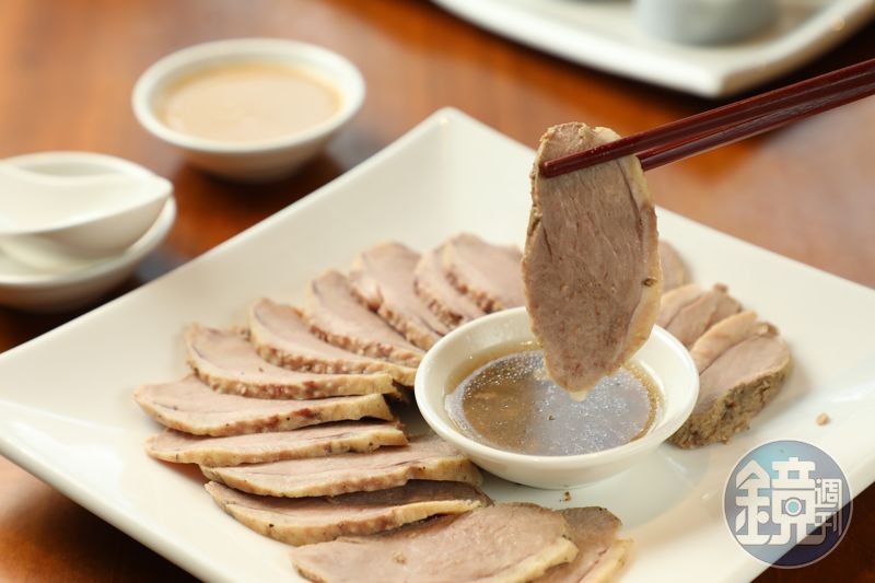 「胡椒櫻桃鴨胸」濃縮傳統客家胡椒鴨的精華,選用口感厚實Q彈的鴨胸切片上桌,僅用優質的白胡椒粒、鹽和酒調味,強調食材本身的風味。(290元/小份)