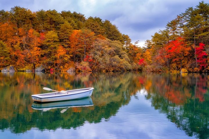 ▲「五色沼」紅葉倒映的美景，交織出一幅動人的秋日圖畫。　圖：Shutterstock／來源
