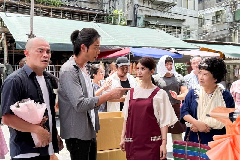 李睿紳突破「高富帥」的戲路,穿梭在菜市場與小吃店之間。(三立提供)
