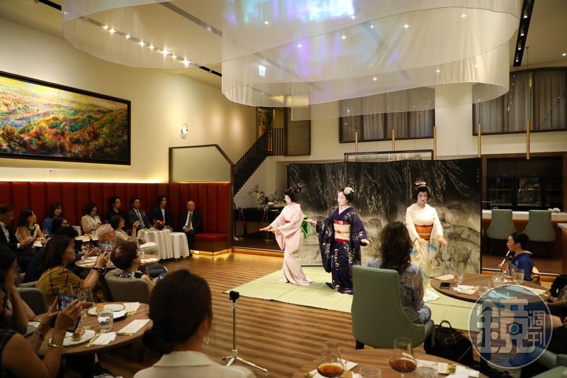 在和風美咖日前舉行的「香會藝伎,瑰夏品宴」上,邀請到京都衹園甲部的三位藝伎演出傳統舞踊曲目。