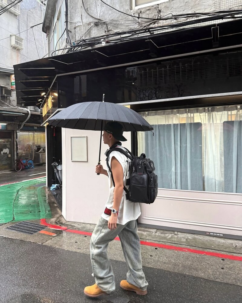 HOSHI台灣私服造型一：adidas球衣搭配丹寧長褲與美式黃靴