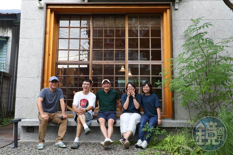 或者山旅的工作夥伴由管家兼在地導覽一把手鑫哥(左起)、管家兼社群經營睿軒、鴻梅文創旅宿部門總監黃暉智、管家欣芸和店長阿班共同組成。
