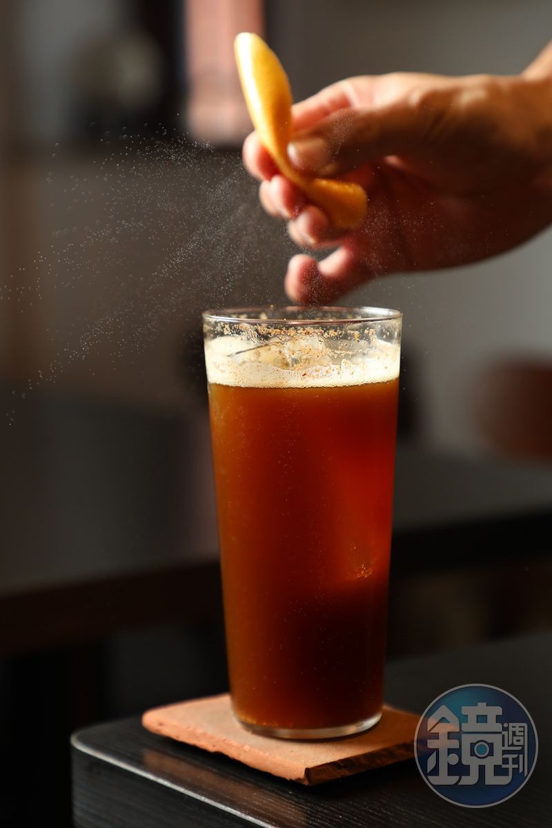 古蜜將客家傳統茶飲酸柑茶加入薑與黑糖,並增加微氣泡的口感,變成獨特的「新天井可樂」。(160元/杯)