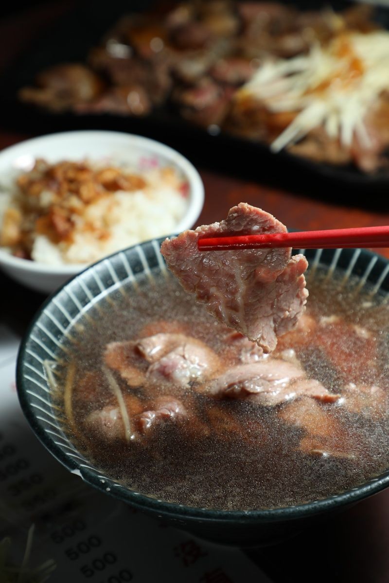 裴社長讚嘆順德土產牛肉湯的牛肉嫩極了，這個鮮甜味不是調味出來的，而是溫體牛的肉味，湯頭的鮮甜更直衝腦門！（鏡週刊提供）