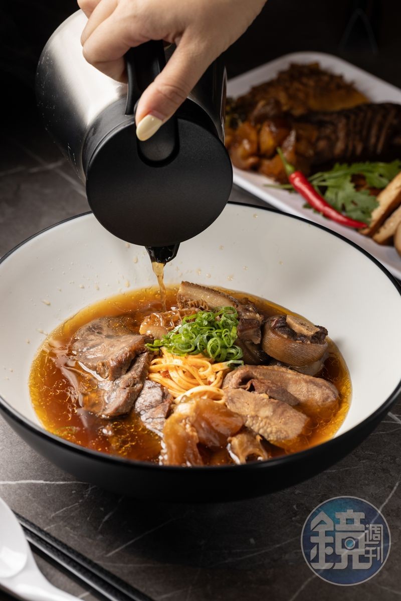 「大紅袍炭香紅燒牛肉麵」有牛腱、牛肚、牛筋、牛舌與牛尾,牛尾以炭烤處理,費時又費工。(650元/碗)
