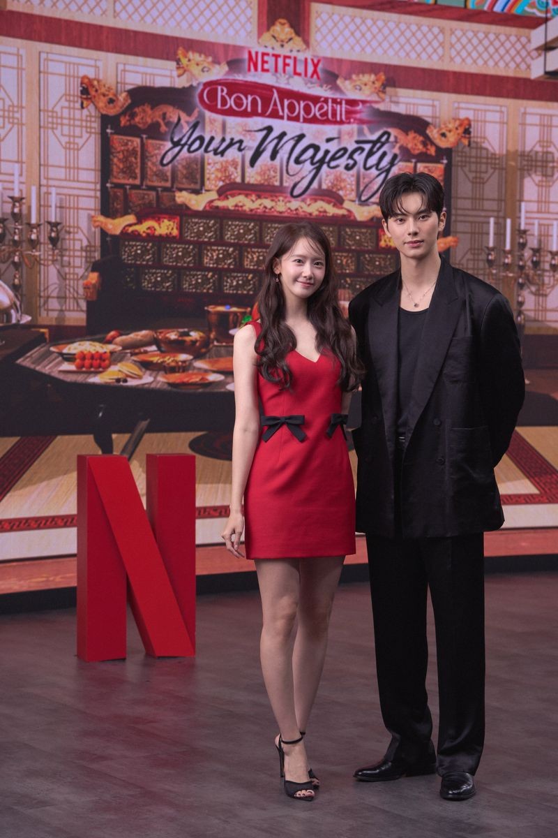 潤娥與李彩玟主演《暴君的廚師》，穿越時空相遇的兩人爆出滿滿火花。（Netflix提供）