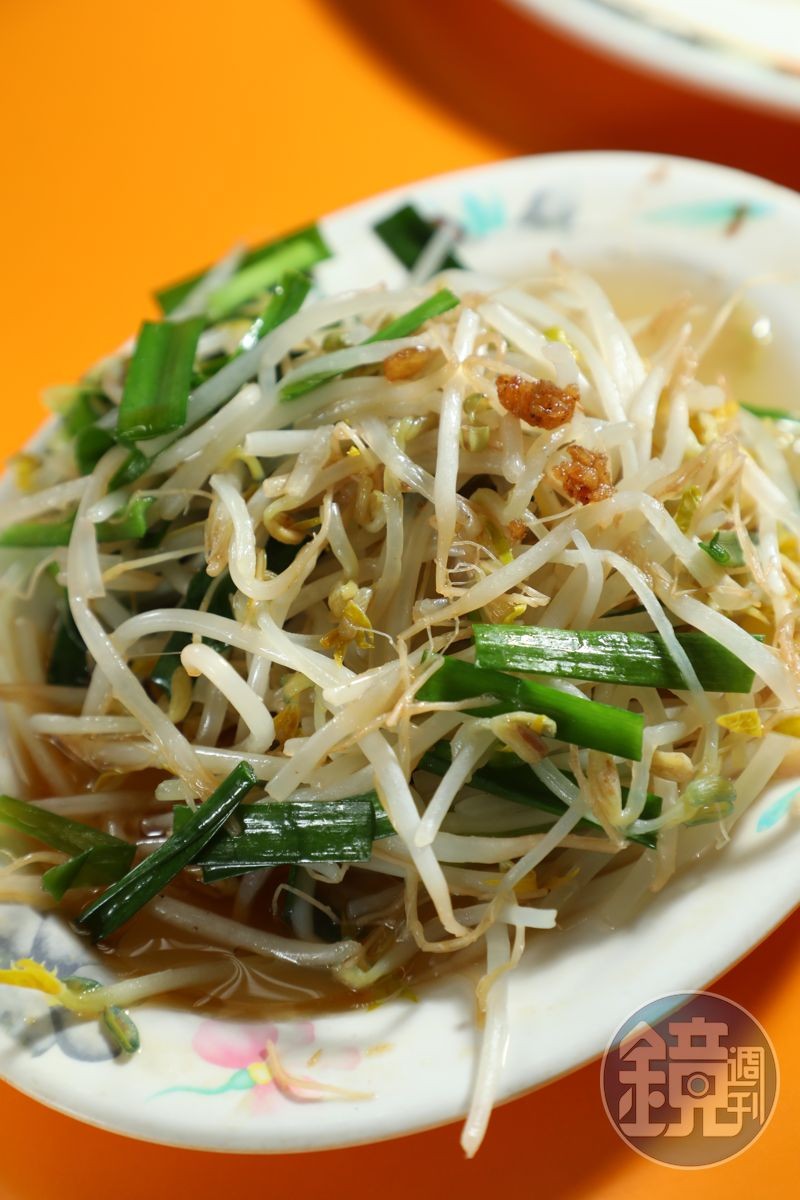 「燙青菜」就是燙豆芽和韭菜,也是老麵店的神奇標配。(30元/份)