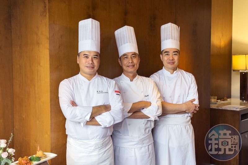 香港君悅酒店港灣壹號主廚陳漢章(左1)、副主廚林春山(右1)即日起攜手漂亮廣式海鮮餐廳主廚盧俊源(中)一起推出限時客座菜單。