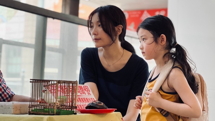 蔡淑臻(左)與葉子綺在《左撇子女孩》中是有著血緣關係卻關係疏離的母女