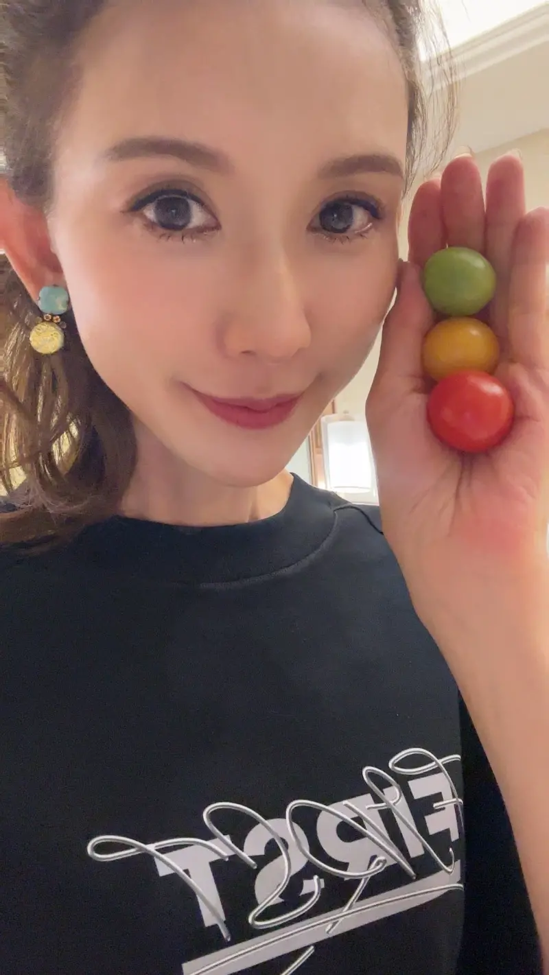 ▲林志玲（如圖）曬3色小蕃茄自拍，透露用食補保養。（圖／林志玲Chiling Lin FB）